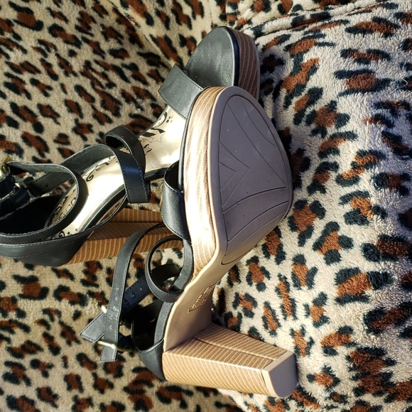 Shoes - Picture 3 of 4